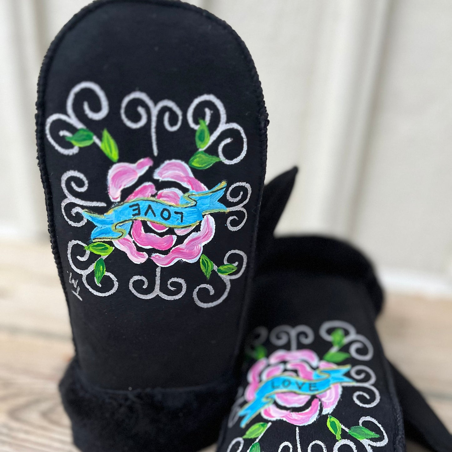 LOVE - Handmålade Fårskinns Vantar Black