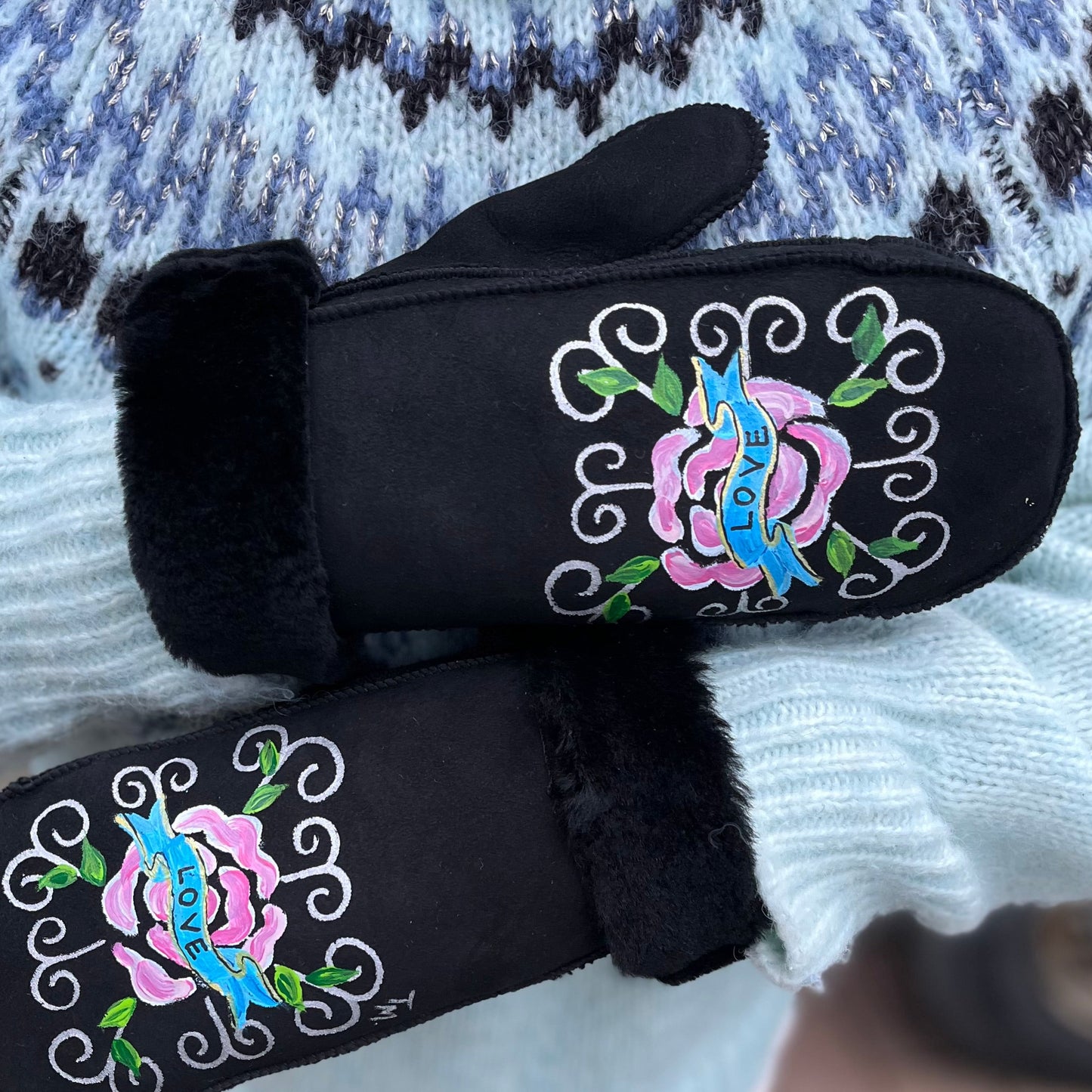LOVE - Handmålade Fårskinns Vantar Black